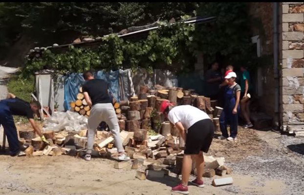 Доброволците цепят дървата на възрастната Зайра Салихова от село Арпаджик.