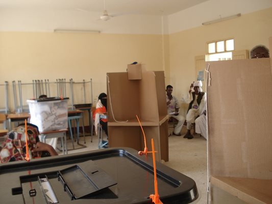 Кашонен параван за няколко гласоподаватели наведнъж в Судан