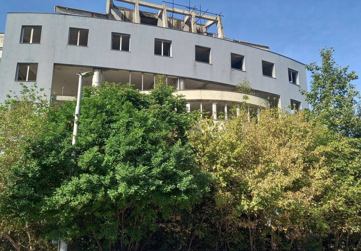 Снимай безобразието! Дива растителност крие изоставен от 20 г. строеж на пловдивско кметство