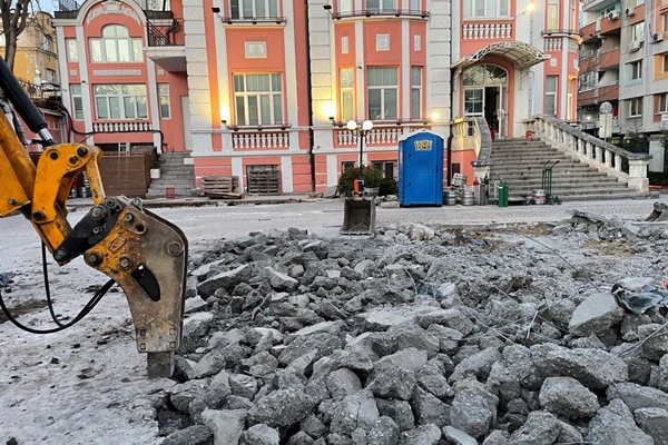 Излятит в петък бетон ще бъде изкъртен. Вместо него е трябвало да има пясъчна основа за кликерни плочки. Снимки: Надежда Алексиева