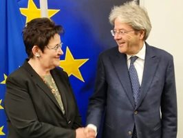 Финансовата министърка Людмила Петкова се срещна в Брюксел с европейския комисар по икономика Паоло Джентилони. Той потвърдил подкрепата на ЕК за приемането на България в ерозоната през 2025 г., ако страната ни покрие всички критерии.