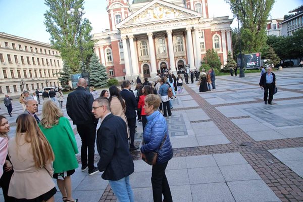 Дълга опашка се изви пред Народния театър.