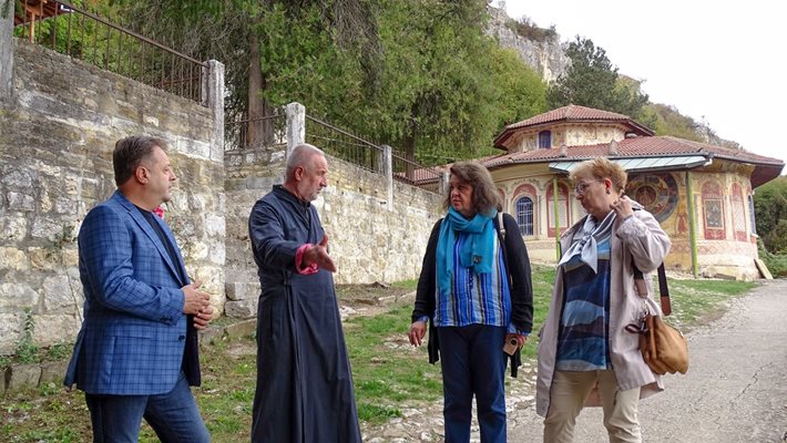 Даниел Панов и архимандрит Георги показаха на проф. Кандулкова и доц. д-р Панджарова  рушащия се вход към Преображенския манастир.