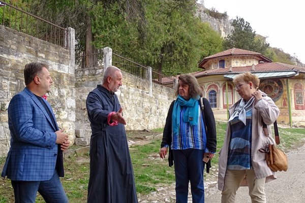 Даниел Панов и архимандрит Георги показаха на проф. Кандулкова и доц. д-р Панджарова  рушащия се вход към Преображенския манастир.