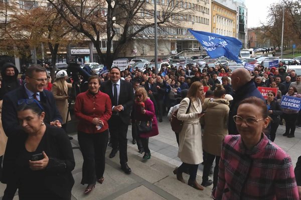 Стотина протестиращи от “ДПС - Ново начало” в Гърмен посрещнаха депутатите пред НС.