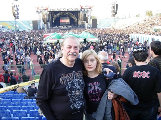 Кирчо Маричков и Веселина преди концерта на AC/DC
