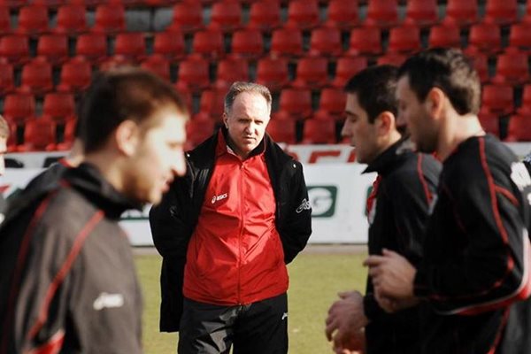 Треньорът на “Локо” Драгомир Окука иска Румен Трифонов да подсили отбора му.