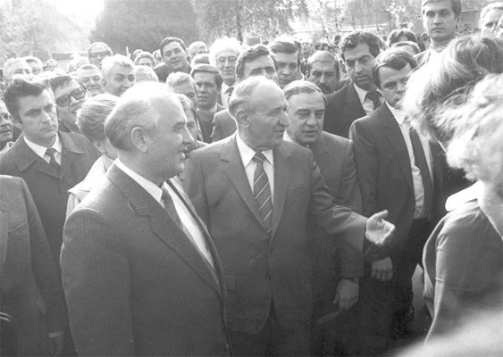 При Горбачов (вляво) маньоврите на Живков вече не минаваха - дружбата си е дружба, но нефтът стани с пари