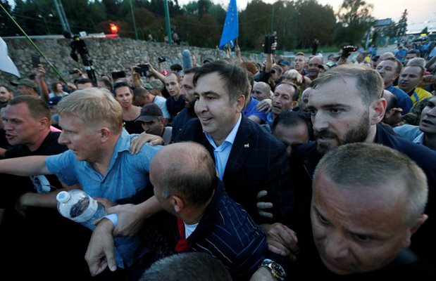 Саакашвили, заедно с негови активисти, които буквално го носеха на ръце, проникна в Украйна. Снимка РОЙТЕРС