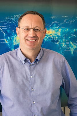 Клаус Ценер от Европейската космическа агенция и колегите му с прецизен инструментариум следят разширяването и свиването на озоновата дупка.