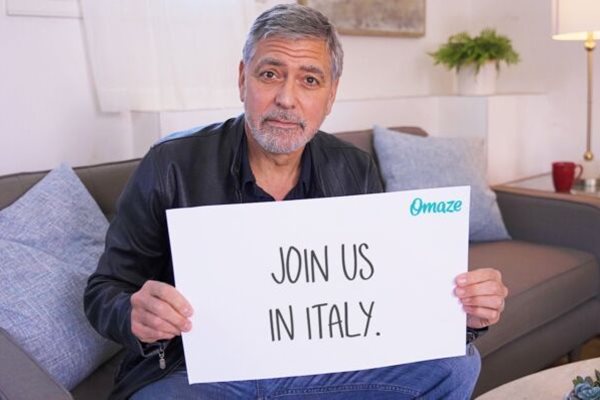 Джордж Клуни кани в дома си.
