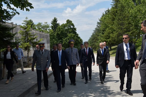 Кметът Даниел Панов и премиерът Кирил Петков на посещение в Националния военен университет. 
СНИМКИ: ДИМА МАКСИМОВА
