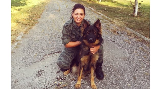 Старши полицай Николета Костадинова заедно със служебното си куче рекс