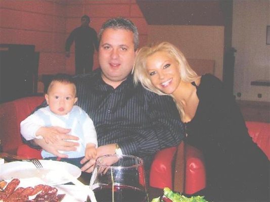 Най-голямата беля синът на фолкпевицата Емилия и бизнесмена Коко Динев - Иван направил точно на рождения си ден. 
СНИМКИ: ЛИЧЕН АРХИВ