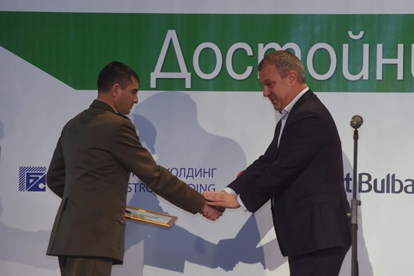 Емил Кошлуков, генерален директор на БНТ награди д-р Аспарух Илиев и младши сержант Атанас Секулов.