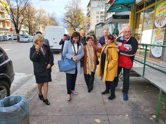 Соцлидерката Корнелия Нинова разговаря с граждани в Харманли. СНИМКА: БСП