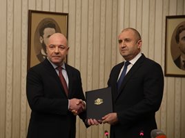 Проф. Габровски взе от президента Румен Радев мандата за съставяне на кабинет с първия мандат на ГЕРБ.