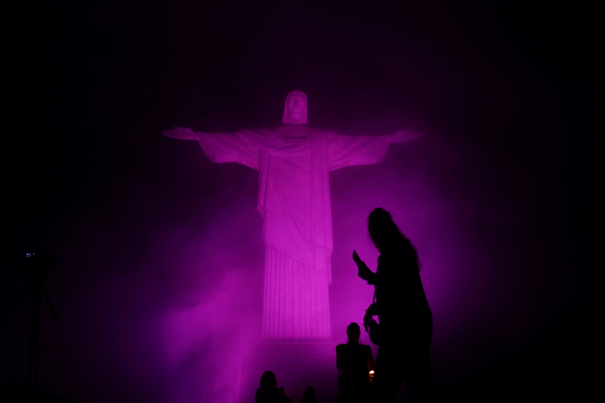 Статуята на Христос в Рио де Жанейро светна в розово в знак на съпричастност