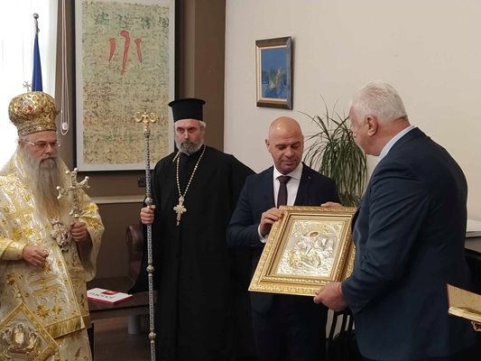 Здравко Димитров подари на наследника си  Костадин Димитров икона на свети Георги Победоносец.