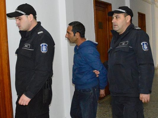 Радослав Иванов влиза в съдебната зала. Той е готов да се върне в Гърция, където го разследват за продажба на малката Албена. Ромът твърди, че не познава нито детето, нито майка му. СНИМКИ: ЕЛЕНА ФОТЕВА