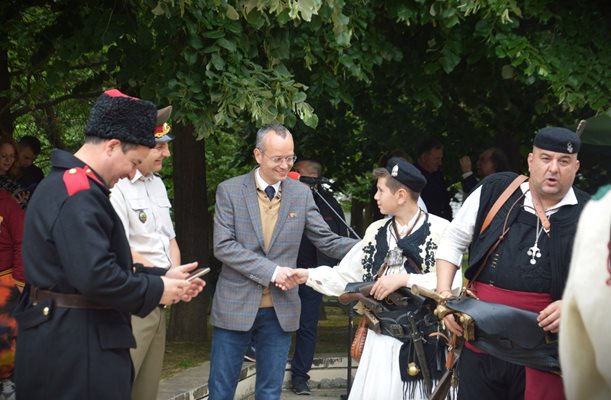 Кметът Методи Байкушев присъства на парад на военни униформи, оръжия и реплики на бойни знамена.
