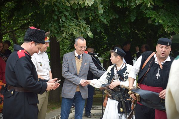 Кметът Методи Байкушев присъства на парад на военни униформи, оръжия и реплики на бойни знамена.