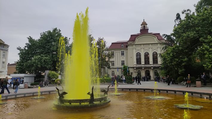 Фонтанът пред община Пловдив бликна в жълто. Снимка: Радио Пловдив