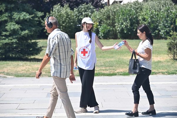 Доброволци на Столичната организация на Българския Червен кръст (БЧК) раздаваха безплатно вода на хората