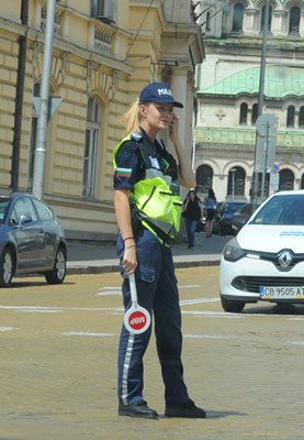 Красива полицайка регулира движението в столицата