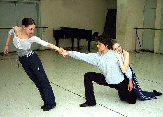 Работен момент от 2005 г. - с примабалерината Веса Тонова репетират “Улично цвете”.