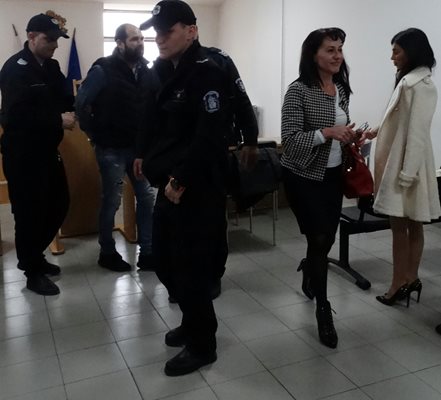 Съдебната охрана извежда Румен Рончев, а Мегз му каза, че го обича. Снимки: 24 часа