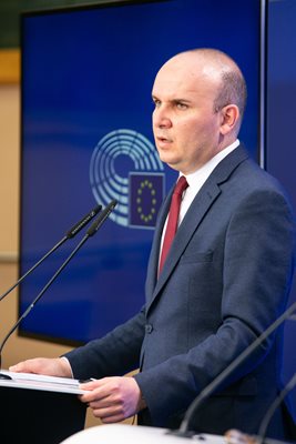 Докладчик на ЕП за Северна Македония е българският евродепутат Илхан Кючюк.