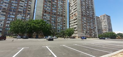 Новият паркинг пред най-високите блокове на ул. "Преспа" в Пловдив.