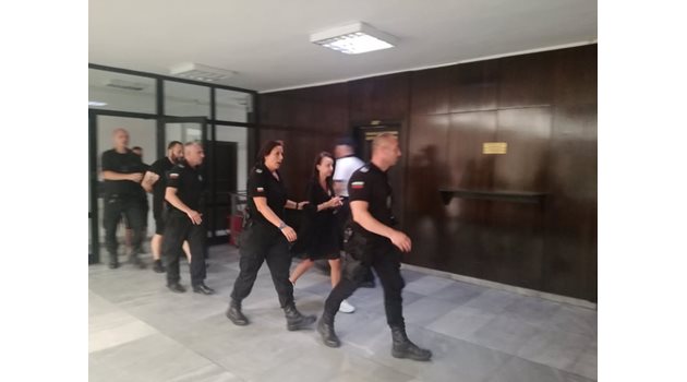 Съдебна охрана води Радослав Стаменов, Христо Койчев и Бодка Заева в съдебната зала в Благоевград.