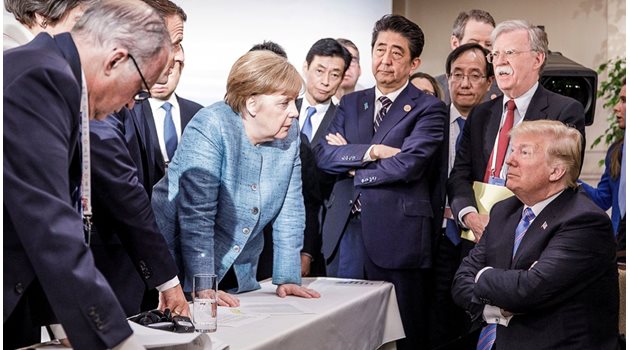 Канцлерът  Меркел и  останалите  от Г-7 на  срещата  с Тръмп.