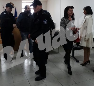 Съдебната охрана извежда Румен Рончев, а Мегз му каза, че го обича. Снимки: 24 часа