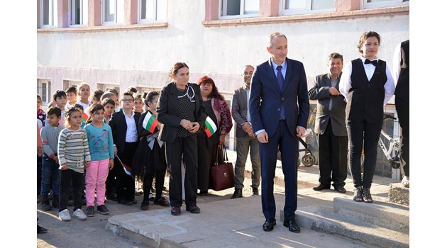 Преди две години министърът на образованието Красимир Вълчев посети училище “Христо Ботев" в Долни Цибър, където всички деца ходят на училище, а 80 на сто продължават в гимназии.
