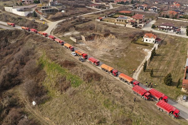 Блокираните камиони днес в Белащица. Снимки: "Стоп на кариерите в Белащица"