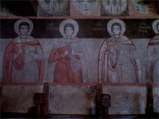 Стенопис от черквата "Св. св. Константин и Елена". Зографите от ХIХ в. са рисували направо върху камъка.