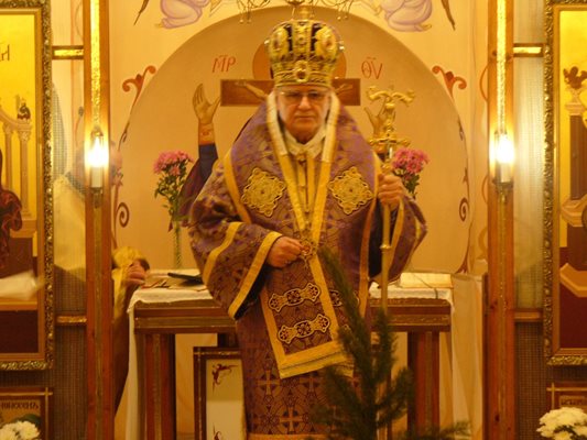 Траурната служба в памет на отец Мартин днес в Казанлък ръководи лично епископ Христо Пройков.
Снимка: Ваньо Стоилов