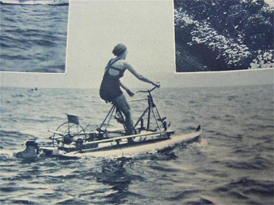 Рекламна снимка за Варна с водно колело през 30-те години.

