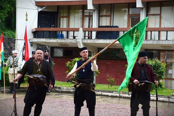 Парад на военни униформи, оръжия и реплики на бойни знамена в Благоевград.