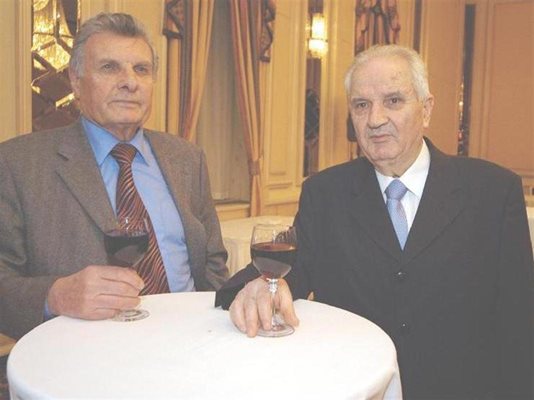 Георги Атанасов (вдясно) на среща в Клуба на бившите министри през 2005 г.
СНИМКА: "24 ЧАСА"