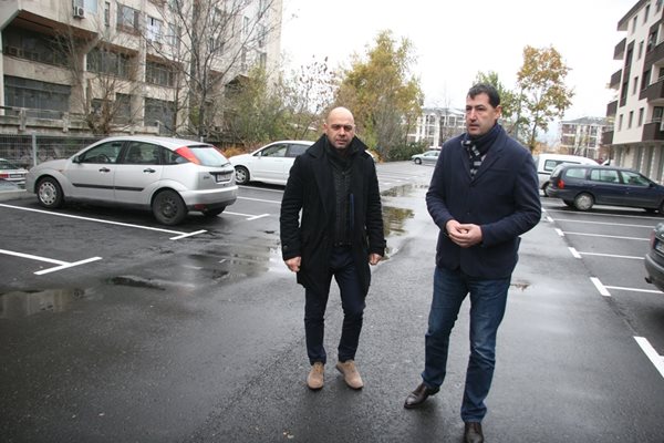 Костадин Димитров и Иван Тотев на новия паркинг.