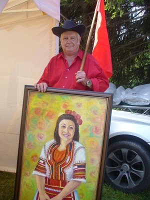 Стоян Стоянов от Шумен показва портрета на Корнелия Нинова в народна носия, сътворен от художника от шуменското село Средня Юсуф Мустафов.