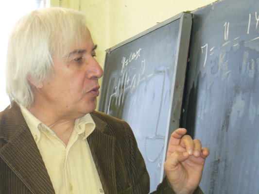 Знаменитият учител по физика от Казанлък Теодосий Теодосиев днес навършва 73 години, но по принцип не празнува рождените си дни. СНИМКА: Авторът