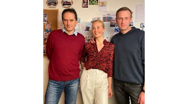 Христо Грозев, съпругата на Навални - Юлия и Алексей Навални - зад тях е сложната схема, чрез която българинът разкрива отровителите на руския опозиционен лидер. 
СНИМКА: Инстаграм на Навални