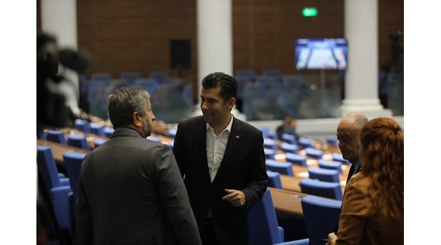 Кирил Петков, Христо Иванов и парламентарната група на ПП-ДБ влязоха в пленарната зала, но отказаха да се регистрират