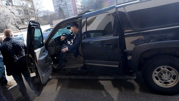 За Златомир Иванов се грижат десетки охранители