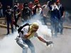 Най-малко 37 загинали при протестите във Венецуела (Снимки)